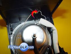 SONY XL-100U Reinsertando Clip-Fijalampara